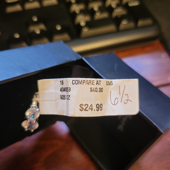 3 Stone Cubix Zirconia Ring Size 6-6.5 - Picture 4 of 4